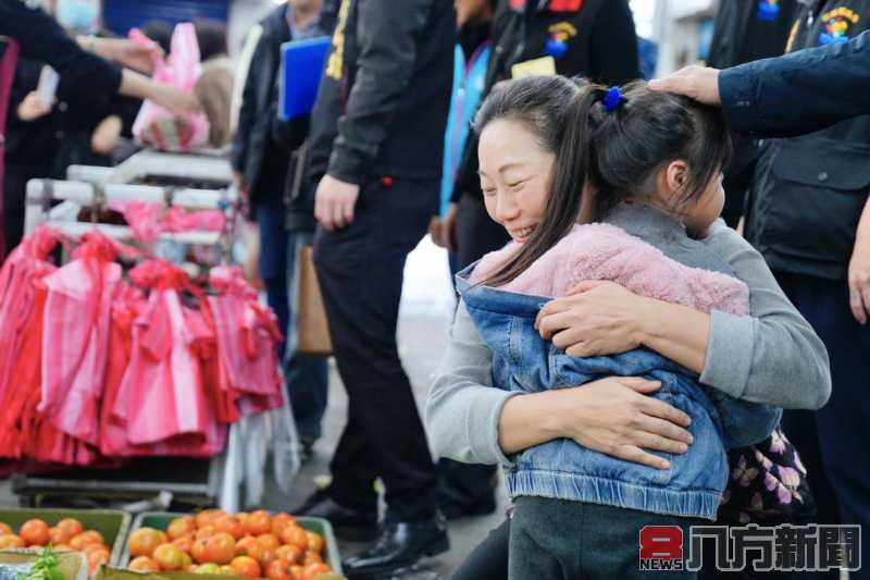 徐榛蔚率團視察花蓮果菜市場 保障春節蔬果供應